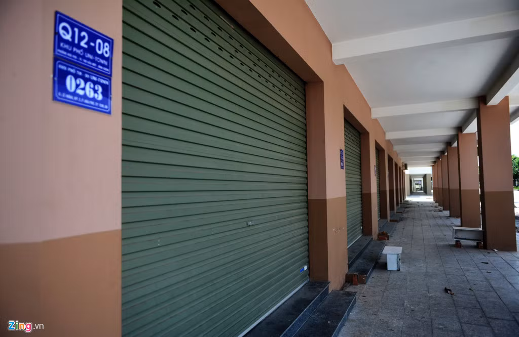 Nhiều dãy nhà đã gắn số, hành lang, vỉa hè thiếu "hơi người". Anh Trần Đức, một người dân khu vực, cho biết các dãy nhà xung quanh cũng rơi vào hoàn cảnh tương tự sau khi xây dựng xong. "Nhà đẹp, đường đẹp đấy nhưng quan trọng là thiếu người. Mỗi căn có giá đến vài tỷ đồng mà vắng hoe thế này thì ít ai tới mua ở hay đầu tư", người này cho hay.