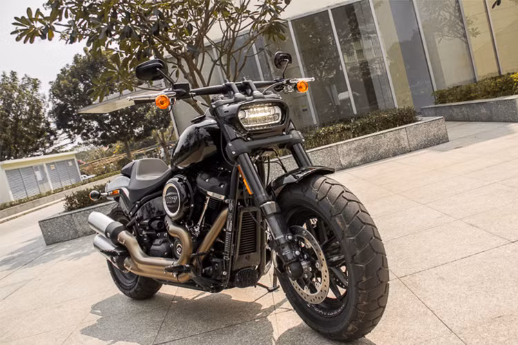 Vẫn còn dáng dấp của thế hệ trước do Fat Bob có nguồn gốc xuất thân từ dòng softail của Harley-Davidson, nhưng phiên bản Harley-Davidson Fat Bob 2018 lại ấn tượng hơn rất nhiều nhờ thiết kế mới đầy cấp tiến.