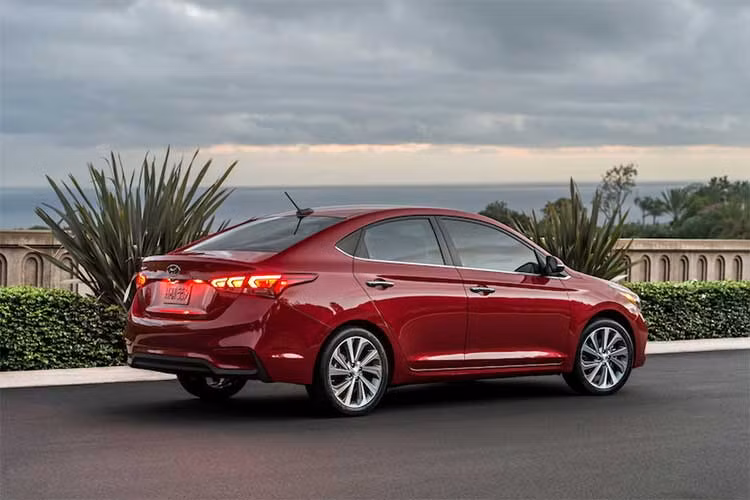 Thế hệ thứ 5 của chiếc sedan cỡ nhỏ được thừa hưởng nhiều chi tiết thiết kế từ các mẫu xe “đàn anh”, đồng thời cũng được cập nhật nhiều về mặt kết cấu để trở nên khác biệt so với thế hệ thứ 4. Không khó để nhận ra thiết kế tổng thể của Accent phiên bản 2018 (Hyundai Verna tại một số thị trường) có nhiều nét tương đồng với Hyundai Elantra.