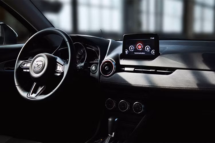 Hãng xe ôtô Mazda cũng sẽ thay đổi thiết kế bên trong ca-bin bao gồm: các ghế ngồi, bảng táp-lô và các nút bấm. Sự điều chỉnh này mang đến cho CX-3 không gian nội thất thoáng đãng hơn. Khả năng cách âm của nội thất Mazda CX-3 hoàn toàn mới cũng được cải thiện.