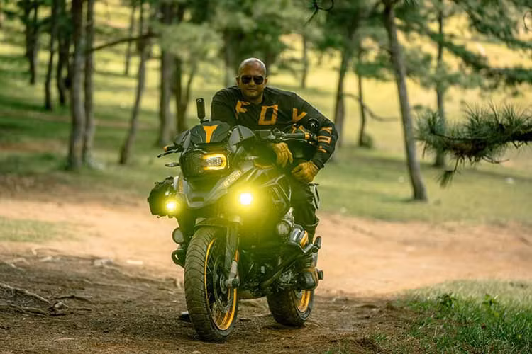 Raj Navindra - Mr.Monster yeu Viet Nam va moto phan khoi lon-Hinh-7