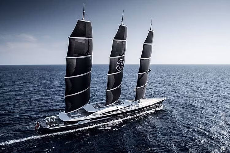 Black Pearl hoàn toàn mới là một trong những con thuyền cánh buồm lớn nhất trên thế giới, nhưng nó lại không hoạt động chỉ bằng cánh buồm như thời xưa. Nó thực tế được phân loại là một du thuyền gắn mô tơ kèm cánh buồm hỗ trợ.