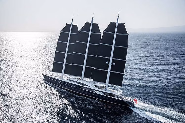 Điểm ấn tượng hơn nữa là Black Pearl mang tính thân thiện môi trường. Nó có một hệ thống thu hồi nhiệt thải ra, và có thể sử dụng hệ thống chân vịt làm tua-bin sản sinh điện năng cho các hệ thống trên tàu. Nó cũng có một hệ thống đẩy hybrid, vậy nên khi không chạy bằng sức gió, nó có thể chạy với tốc độ lên tới 17,5 hải lý (32,4 km/h) bằng một cặp động cơ dầu MTU 12V2000M72 và hai mô tơ đẩy điện 400 kW.
