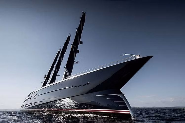 Công ty đóng tàu Oceanco đã cung cấp cho đội ngũ thiết kế một khung du thuyền 98 mét mà họ đã từng chế tạo trước đây. Các nhà thiết kế, bao gồm Dykstra Naval Architects, Ken Freivokh, Nuvolari Lenard, BMT Nigel Gee và Gerard P. Villate, đã biến khung cơ bản đó trở nên lớn hơn, sử dụng nó để tạo nên tàu Black Pearl dài 106,7 mét.