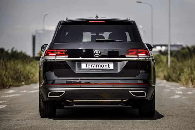 Về vận hành, Volkswagen Teramont 2021 sử dụng khối động cơ tăng áp I-4 2.0 TSI cho công suất cực đại 220 mã lực, mô-men xoắn 350 Nm cùng hộp số tự động 8 cấp và hệ dẫn động 4 bánh 4MOTION thế hệ thứ 5.