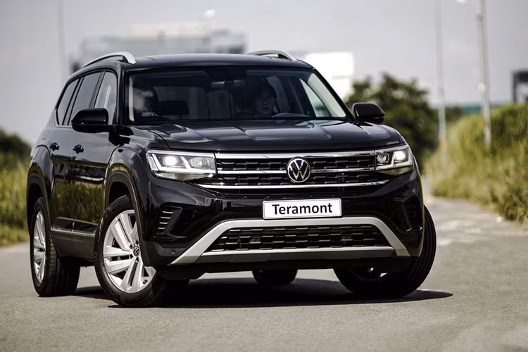 Tại Việt Nam, giá xe Volkswagen Teramont 2021 bán ra chính hãng là 2,349 tỷ đồng, xe được nhập khẩu nguyên chiếc từ Mỹ. Khách hàng Việt có 6 tùy chọn màu ngoại thất đi kèm 2 lựa chọn màu sắc nội thất. Đây sẽ là đối thủ xứng tầm của Toyota Land Cruiser Prado, Ford Explorer.