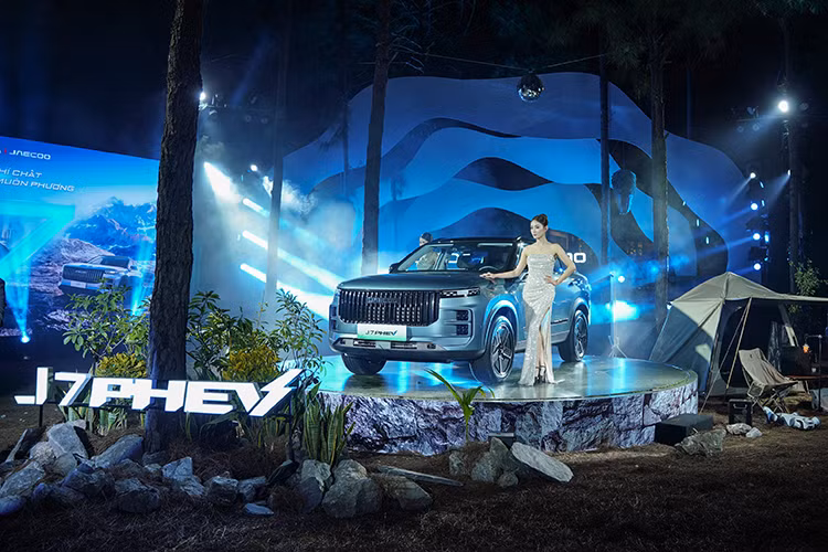 Jaecoo J7 và Jaecoo J7 PHEV là hai mẫu SUV cỡ C được khách hàng tại Việt Nam kỳ vọng trong năm 2025, với mức giá ưu đãi cho hai phiên bản lần lượt từ 729 triệu đồng và 919 triệu đồng, đây được xem là hợp lý và khá tốt so với mặt bằng ching thị trường hiện nay.