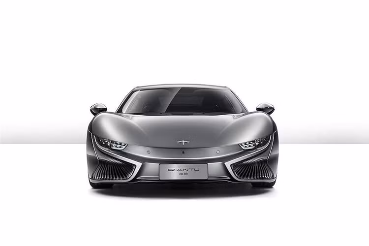 Phần đầu của chiếc xe mang vẻ góc cạnh và dữ dằn khá giống BMW i8, trong khi vòm mui được đặt cao và sở hữu các cửa kính bên kéo dài hơn những siêu xe truyền thống để đem tới tầm nhìn thoáng hơn về phía sau.