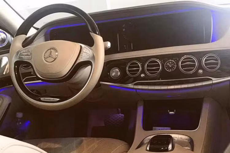 Tại thị trường Việt Nam, Mercedes-Maybach S600 chính hãng hiện có giá bán khoảng 14,448 tỷ đồng. Mức giá này được cho là cao kỷ lục so với các thị trường trên thế giới. Điểm khác biệt về thiết kế ngoại thất so với phiên bản tiêu chuẩn nằm ở lưới tản nhiệt 3 nan, bộ vành 19 inch đa chấu, ống xả kép và logo Maybach phía đuôi xe.