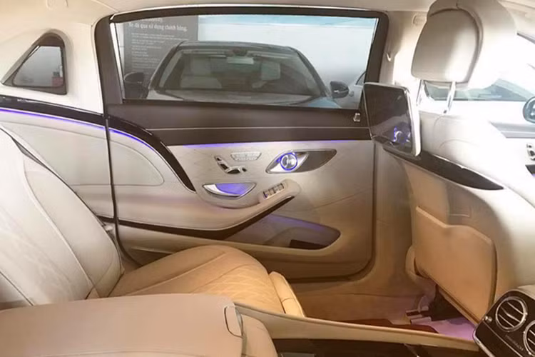 Ngoài ra, mẫu xe siêu sang này còn đi kèm hàng loạt công nghệ hiện đại như đèn viền nội thất tùy chỉnh 7 màu và độ sáng, hệ thống treo Magic Body Control, màn hình head-up hiển thị thông tin trên kính chắn gió, hỗ trợ quan sát ban đêm, camera 360 độ, hỗ trợ đỗ xe chủ động cùng chức năng cảnh báo mất tập trung.