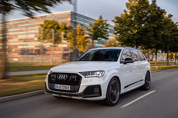 Audi Q7 2020 facelift sẽ cạnh tranh với các đối thủ Mercedes-Benz GLE, BMW X5, Volvo XC90... Ngoài Q7 facelift mới, lô xe Audi chính hãng mang về Việt Nam còn có bộ đôi xe A4 và Q3 mới. Mức giá xe Audi Q7 2020 facelift hiện chưa được công bố chính thức, dự kiến xe sẽ ra mắt trong tháng 3/2020 này. 