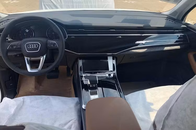 So với Q7 trước đó, chiều dài tổng thể của xe đã tăng thêm 11mm đạt 5.063 mm. Xe cũng sở hữu khoang hành lý khoảng 865L và có thể mở rộng lên đến 2.050L khi gập phẳng hai hàng ghế phía sau, cốp sau đóng mở điện là trang bị tiêu chuẩn và tính năng đá cốp là một tùy chọn đi kèm. 
