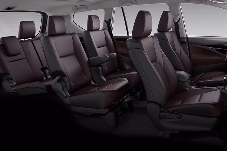 Dẫu rằng phân khúc MPV giá rẻ hiện đang nổi lên với nhiều sản phẩm đáng chú ý nhưng nhờ không gian 7 chỗ ngồi rộng rãi do chiều dài cơ sở thuộc tầm cỡ trung, đi kèm với đó là sự bền bỉ qua từng năm tháng đã được chứng minh khiến cho Innova vẫn là một sự lựa chọn hấp dẫn của khách Việt.