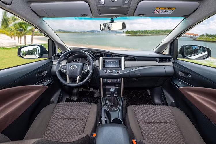 Xe vẫn có các tính năng đạt chuẩn an toàn 5 sao ASEAN NCAP như phanh chống bó cứng ABS, hỗ trợ lực phanh khẩn cấp BA, phân bổ lực phanh điện tử EBD, hệ thống ổn định thân xe, kiểm soát lực kéo TRC, hỗ trợ khởi hành ngang dốc HAC, camera lùi, cảm biến hỗ trợ đỗ xe và 7 túi khí.