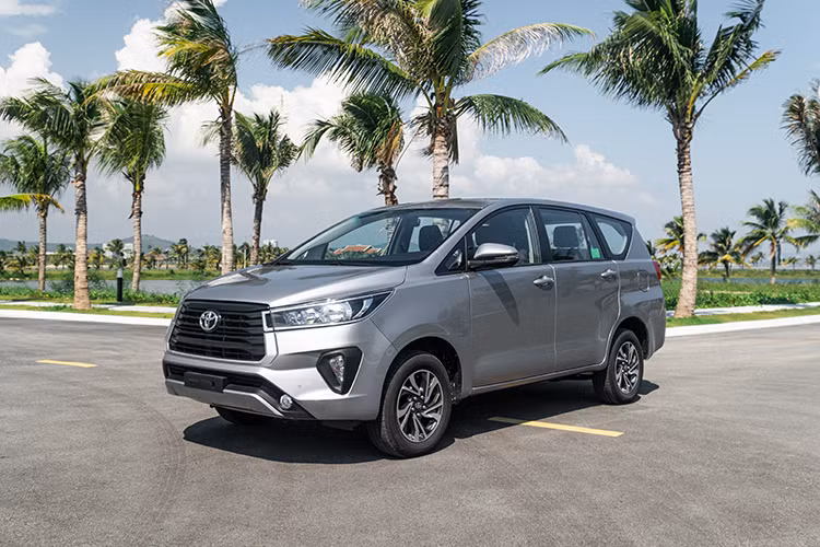 Toyota Innova thế hệ mới vẫn được lắp ráp trong nước với 4 phiên bản gồm E, G, V và Venturer nhằm giảm bớt chi phí trước bạ 50% cho người dùng ở năm 2020. Trong đó, phiên bản Venturer dành cho khách hàng cá nhân sở hữu gói trang bị ngoại thất với diện mạo thể thao, bắt mắt hơn 3 phiên bản còn lại.