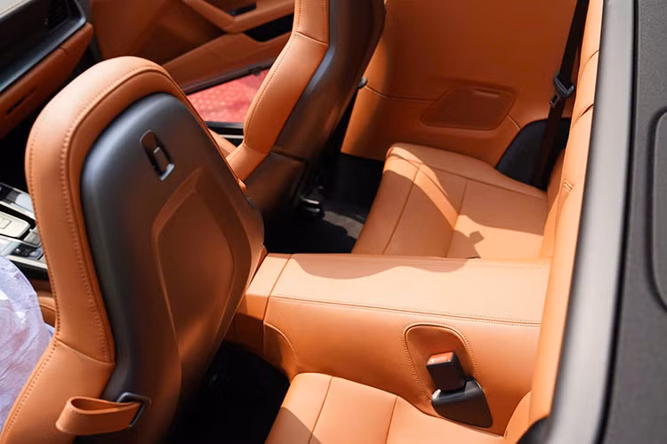 Phiên bản 911 Carrera tiêu chuẩn thế hệ mới tiếp tục được trang bị động cơ boxer tăng áp kép 3.0 lít. Động cơ này đã được cải tiến với các điều chỉnh tùy chọn như bộ làm mát nạp khí kế thừa từ 911 Turbo thế hệ trước, bộ tăng áp được thừa hưởng từ các mẫu GTS thế hệ trước.