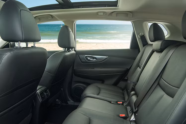 X-Trail sở hữu 3 công nghệ kết hợp là kiểm soát lái chủ động, kiểm soát phanh động cơ chủ động và kiểm soát vào cua chủ động, giúp người lái tận hưởng được cảm giác lái mượt mà. Đặc biệt, phiên bản 2.5L SV 4WD được trang bị Hệ thống điều khiển cầu điện tử thông minh 4x4-i giúp lái xe tự tin trên mọi cung đường với ba chế độ linh hoạt.