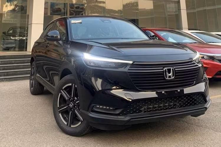 Tháng 2/2024 vừa qua, mẫu xe của Honda bán ra được 282 xe, giảm 64 % so với tháng trước và tụt xuống vị trí thứ 8 trong bảng xếp hạng. Honda HR-V đang được giới thiệu tại thị trường Việt Nam với 3 phiên bản RS giá 871 triệu, L giá 826 triệu và bản giá rẻ G có giá 699 triệu.
