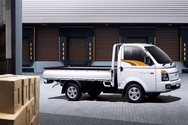 New Porter 150 sở hữu kiểu dáng thanh lịch ưa nhìn mang một dáng vẻ nổi bật đặc trưng của dòng xe tải cao cấp. Chiếc xe có thiết kế nhỏ gọn với kích thước Dài x Rộng x Cao tương ứng 5.175 x 1.740 x 1.970, chiều dài cơ sở 2.640 (mm), phù hợp cho một không gian hẹp song vẫn đảm bảo sức chịu tải ngang với các loại xe có kích thước lớn hơn.