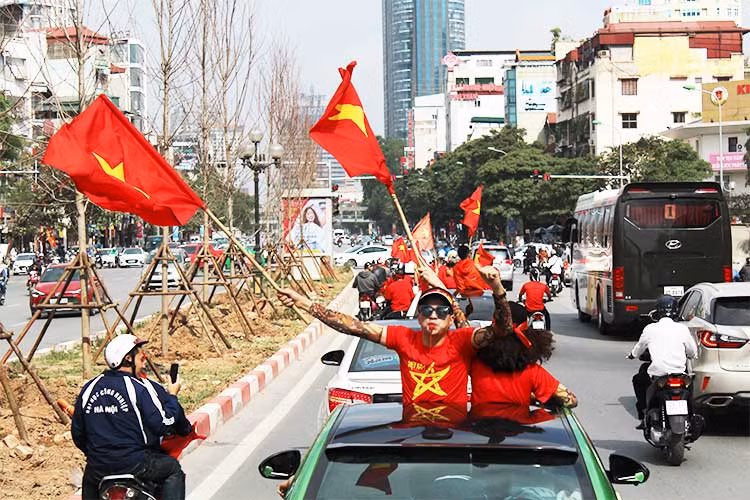 Các tuyến phố ngập tràn sắc đỏ màu cờ sắc áo của đội tuyển quốc gia U23 Việt Nam với những cổ động viên Chevrolet Cruze Club.