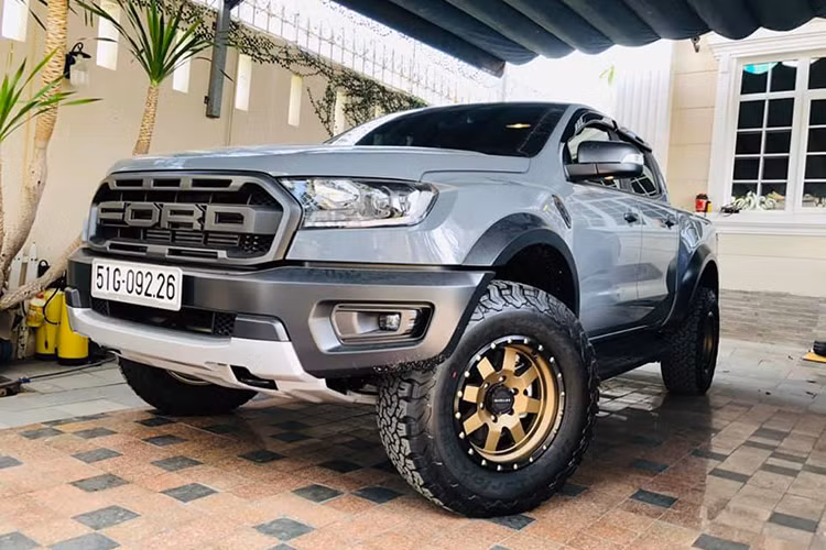 So với phiên bản tiêu chuẩn của dòng Ford Ranger 2018, Raptor sở hữu thiết kế hầm hố và mạnh mẽ hơn nhiều. Phần đầu xe nổi bật với hệ thống lưới tản nhiệt tích hợp logo cuả hãng xe ôtô Ford to bản. Cản trước lớn với tấm bảo vệ gầm xe bằng kim loại, vòm bánh xe mở rộng.