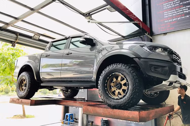  Ford Ranger Raptor 2018 về nguyên bản đã là một chiếc xe được hãng xe Mỹ “độ” sẵn nhiều đồ chơi có giá trị như lốp BFGoodrich đi kèm mâm xe màu đen 17 inch, phuộc Fox chuyên bền bỉ và êm ái, đi kèm nhiều tính năng cao cấp hơn so với bán tải Ranger Wildtrak thường.