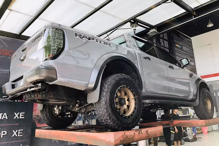 Tuy nhiên bấy nhiêu đó chửa làm chủ xe thấy hài lòng, ngay sau khi đưa xe về nhà, chiếc bán tải Ranger Raptor mới này đã được thay thế ngay bộ mâm đúc màu vàng với phong cách riêng, kích thước giữ nguyên 17 inch.