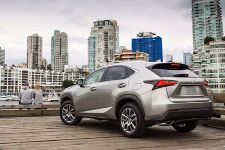 Đây là mức giá theo chào bán của một số nhân viên kinh doanh Lexus Thăng Long, đại lý thứ hai và lớn nhất Việt Nam.