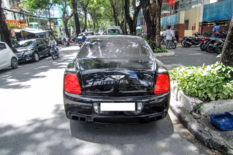  Bentley Continental Flying Spur Speed được trang bị động cơ W12, công suất 602 mã lực tại 6.000 vòng/phút cùng 750 Nm mô-men xoắn trong dải tua máy từ 1.700 đến 5.600 vòng/phút. 
