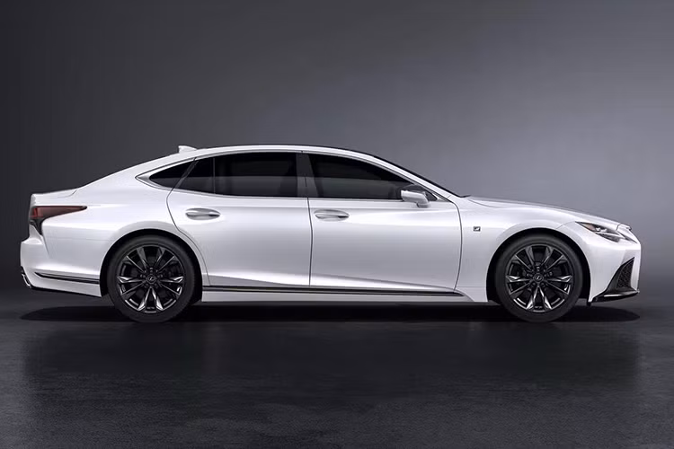 Giờ đây, sau hơn 3 thập kỷ, Lexus LS ngừng bán và lặng lẽ rút khỏi danh mục sản phẩm của Lexus ở thị trường Anh. Nguyên nhân hãng Lexus ngừng bán mẫu sedan hạng sang cỡ lớn này ở Anh không có gì bất ngờ, đó là doanh số thấp.