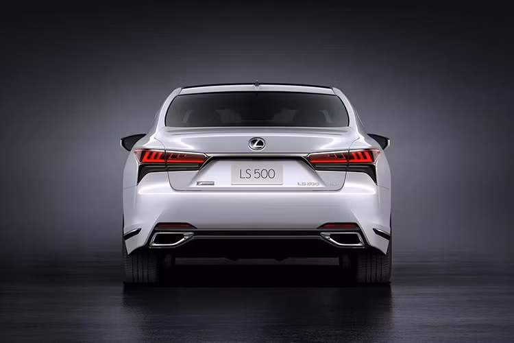 Theo tạp chí Autocar, trong cả năm 2024, hãng Lexus chỉ bán được đúng 3 chiếc LS cho người tiêu dùng Anh quốc. Kể từ năm 2020 đến nay, khách hàng Anh chỉ mua tổng cộng 39 chiếc Lexus LS. Với con số này, LS là mẫu xe bán chậm nhất của thương hiệu Nhật Bản ở xứ sở sương mù.