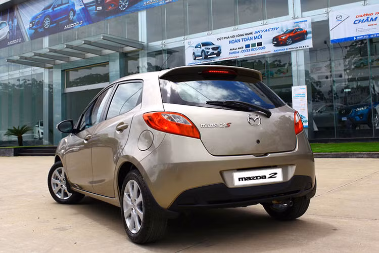 Nhược điểm của dòng xe này là phom dáng cũ kỹ, nội thất và công nghệ khá lạc hậu, giá phụ tùng chính hãng cao, hàng ghế thứ 2 hơi chật chội,...