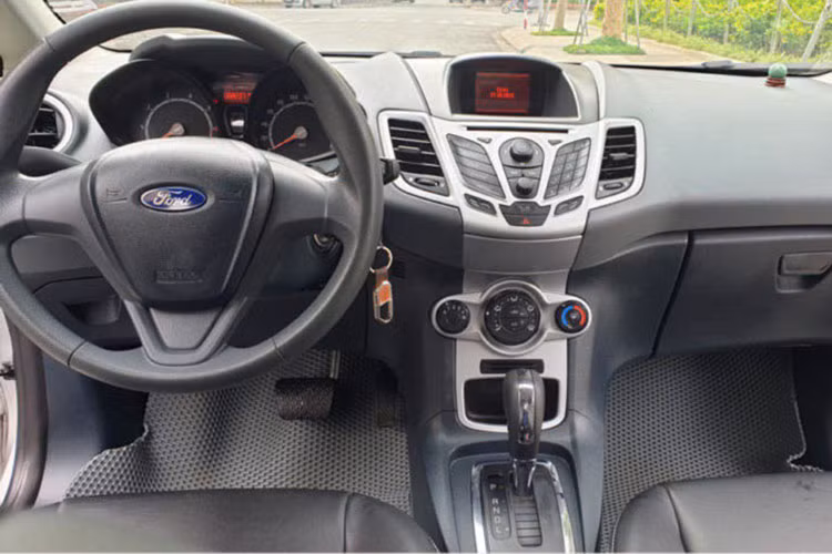 Dù đã có 14 năm vận hành nhưng Ford Fiesta 2011 vẫn giữ được ngoại hình trẻ trung. Xe có cả bản sedan và hatchback. Ưu điểm của xe là tràn ngập công nghệ an toàn, khả năng cách âm khá tốt,...