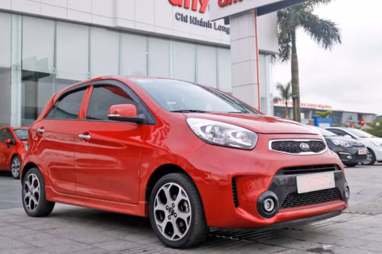  KIA Morning AT 2015 Với 200 triệu đồng trong tay, KIA Morning cũng là lựa chọn khá tốt cho những người mua xe lần đầu. KIA Morning 1.0AT 2015 đã mang phom mới đang được rao bán rộng rãi trên sàn xe cũ. Giá xe KIA Morning AT 2015 dao động từ 158 - 270 triệu đồng, tuỳ phiên bản và tình trạng xe.