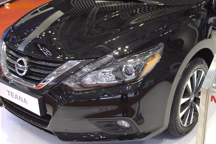 Ở hai bên thân xe, Teana phiên bản mới của hãng ôtô Nissan cũng không có thêm sự thay đổi hoàn toàn nào ngoài việc trang bị bộ mâm đúc 5 cánh kép mới với đường kính 18 inch và hoàn thiện với bề mặt phay bóng kim loại kết hợp với sơn đen bóng.