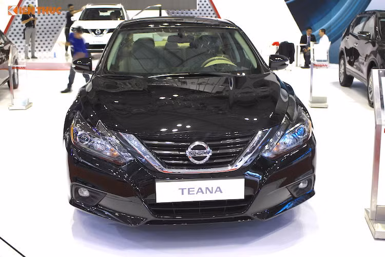 Từng được ra mắt tại triển lãm VIMS 2016, mẫu xe sedan Teana phiên bản 2017 mang thiết kế mới của Nissan với "bộ mặt" mới như lưới tản nhiệt hình chữ V "V-Motion" kèm cặp đèn pha mới, nay đã có thêm các dải đèn LED chiếu sáng ban ngày và bóng pha dạng thấu kính projector.