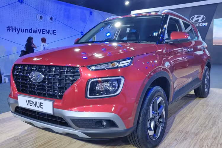 Khi mua Hyundai Venue 2020, khách hàng Ấn Độ có thể chọn các màu sơn ngoại thất như trắng bạc, đỏ, xanh dương, cam, xám và xanh lục. Giá xe Hyundai Venue mới bao gồm các phiên bản E, S, SX, SX (O) và SX+ sẽ dao động từ 650.000 đến 1.840.000 Rupee (tương đương khoảng 218 - 617 triệu đồng).