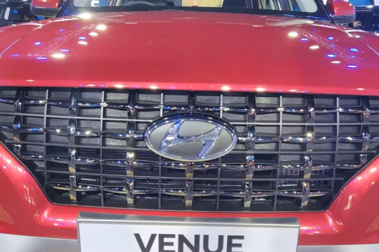 Tương tự như Kona, SantaFe đang bán ra tại Việt Nam, Hyundai Venue 2020 đi kèm đèn LED định vị ban ngày thanh mảnh, nằm trên cụm đèn pha chính có thiết kế vuông vắn. Trong khi đó, lưới tản nhiệt có những nan nằm dọc và ngang đan vào nhau thành hình chữ thập khá lạ mắt.