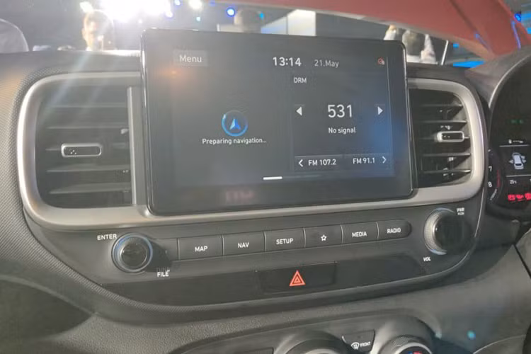 Nằm bên dưới nắp capô của Hyundai Venue 2020 là 3 tùy chọn động cơ khác nhau. Đầu tiên là động cơ xăng hút khí tự nhiên, dung tích 1,2 lít, sản sinh công suất tối đa 83 mã lực và mô-men xoắn cực đại 115 Nm, kết hợp với hộp số sàn 5 cấp.