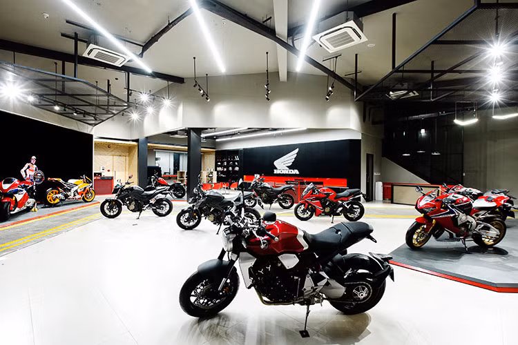 Honda Việt Nam vừa chính thức công bố giá bán 9 mẫu xe Honda phân khối lớn tại thị trường Việt Nam. Cùng với đó là sự kiện đại lý môtô phân khối lớn đầu tiên của hãng đi vào hoạt động.