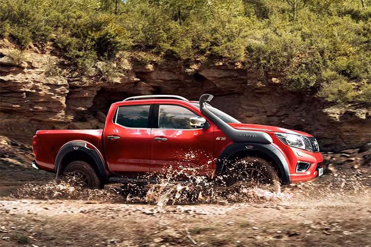 Mẫu bán tải Nissan Navara N-Guard có 3 tùy chọn màu sắc gồm Twilight Grey, Metallic Black và Storm White. Không những thế, các họa tiết dán decal 2 bên hông khiến chiếc xe trở nên độc đáo hơn. Bên trong cabin cũng có một số nâng cấp như ghế bọc da và vải được thiết kế 2 tone màu xám và vàng đậm, chỉ khâu đôi màu vàng, thảm sàn đặc biệt.