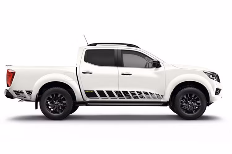 Là mẫu xe cao cấp nhất, Nissan Navara N-Guard mới có nhiều chi tiết màu đen làm nổi bật sự mạnh mẽ và cá tính như lưới tản nhiệt phía trước, đèn sương mù bao quanh, ốp gương chiếu hậu, tay nắm cửa và cản sau.