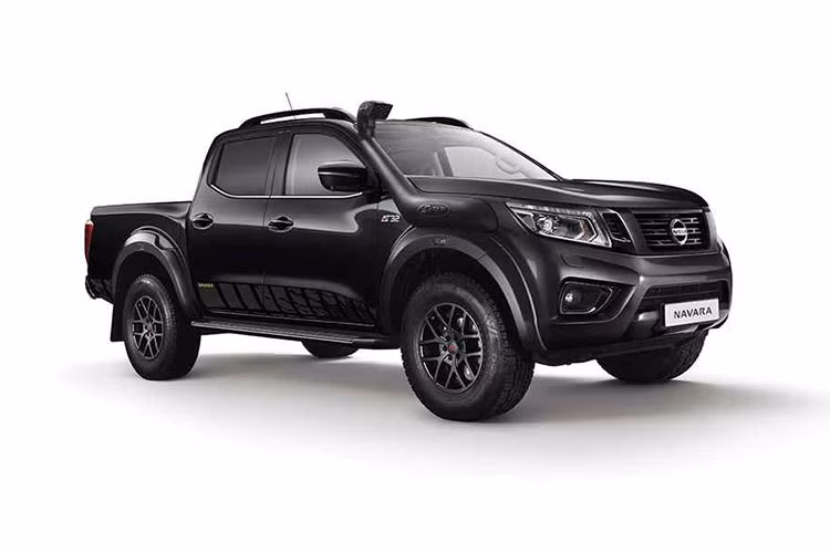 Những trang bị tiêu chuẩn bao gồm rửa đèn pha tự động, hỗ trợ khởi hành ngang dốc, kiểm soát đổ đèo, phanh khẩn cấp thông minh, camera quan sát xung quanh và nhiều công nghệ nổi bật khác. Một trang bị duy nhất chỉ có trên phiên bản Nissan Navara N-Guard là bộ vi sai chống trượt.