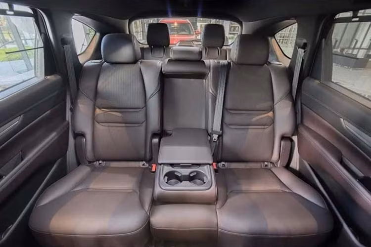 Về nội thất, CX-8 sử dụng chất liệu da thuộc Nappa cho cảm giác mềm mại và mịn màng. Chất liệu gỗ tự nhiên được sử dụng để trang trí táp lô và cánh cửa xe. Về khả năng vận hành, tại thị trường Việt Nam, xe được trang bị động cơ xăng Skyactiv-G 2.5L, hút khí tự nhiên cho công suất 188 mã lực, mô men xoắn 252 Nm, kết hợp cùng hộp số tự động 6 cấp.