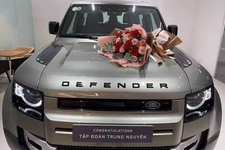 Ông chủ Tập đoàn Trung Nguyên - đại gia Đặng Lê Nguyên Vũ được biết đến là một "tay chơi" xe sang, siêu xe "khủng" khi có thú chơi xe độc lạ không ai bằng - mua xe theo cặp. Trong bộ sưu tập xe của ông Vũ rất dễ bắt gặp 2 chiếc giống nhau.