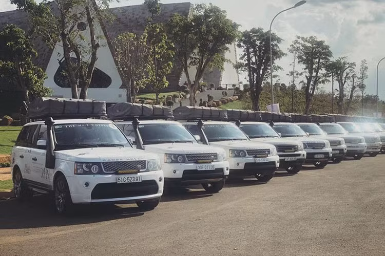 Tại Việt Nam, giá xe Land Rover Defender thế hệ mới được phân phối chính hãng với 5 phiên bản gồm 110 S, 110 SE, 110 HSE, 110 First Editon và 110 X, giá bán dao động từ 3,855 tỷ đến 6,31 tỷ đồng (chưa tính option). Được biết, ông chủ Trung Nguyên sở hữu hơn 30 chiếc xe của thương hiệu Land Rover khác nhau và là người sở hữu xe Land Rover nhiều nhất Việt Nam.