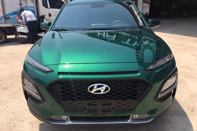 Chiếc Hyundai Kona màu độc này được sơn xanh lá cây đậm, kết hợp với bộ mâm cũng được sơn lại màu đen, giúp mẫu xe được bổ sung thêm phong cách thể thao và trẻ trung hơn nguyên bản. Màu sơn này cũng giúp chiếc xe thể hiện thêm cá tính và phong cách riêng của chủ nhân.