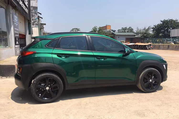 Được chính thức phân phối ra thị trường Việt Nam từ cuối tháng 8/2018 với 3 phiên bản 2.0AT, 2.0AT đặc biệt và 1.6 Turbo đi kèm hộp số tự động 6 và 7 cấp cho từng phiên bản - giá xe Hyundai Kona mới lần lượt được niêm yế từ 615 triệu đồng, 675 triệu đồng và 725 triệu đồng.
