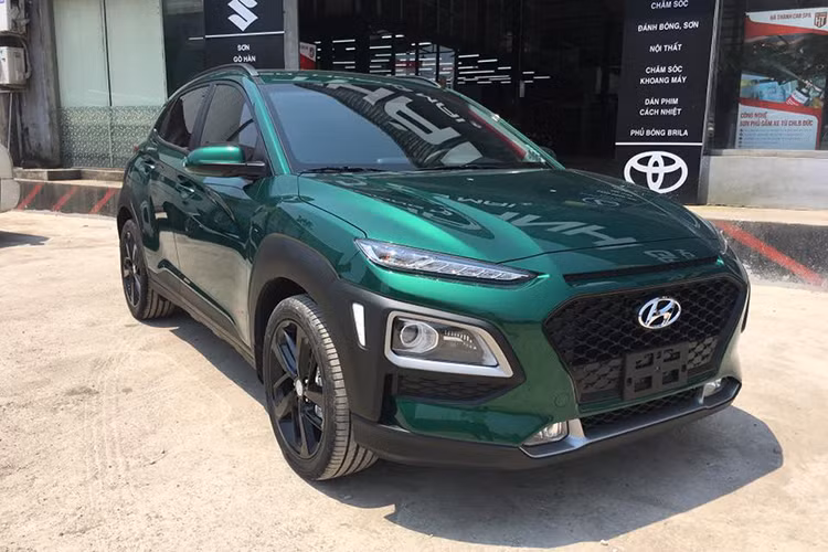 Trong bảng màu của mẫu xe SUV cỡ nhỏ Hyundai Kona tại Việt Nam chỉ có các màu sắc cơ bản như trắng, đen, đỏ,… mà không hề có các lựa chọn màu sơn trẻ trung, nổi bật như vàng, xanh lá, cam,… do vậy mà một chủ xe đã quyết định đổi màu chiếc xe của mình để thể hiện cá tính riêng.