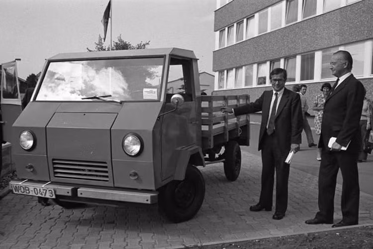 Quá trình phát triển mẫu xe này đã bắt đầu vào đầu những năm 1970, khi giá xăng tăng cao và thế giới cần những phương tiện thực dụng cơ bản tiết kiệm, nhẹ nhàng cho mặt tài chính. Do vậy, Volkswagen Basis-Transporter ra đời, và cái tên của nó đã nói lên tất cả.